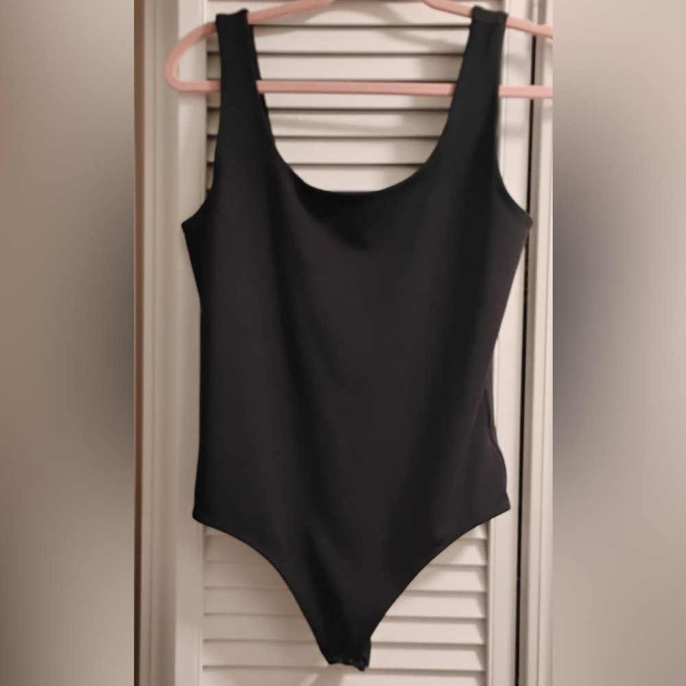 Express Scoop neck sleeveless bodysuit pitch black size medium